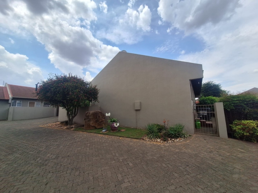 3 Bedroom Property for Sale in Langenhovenpark Free State